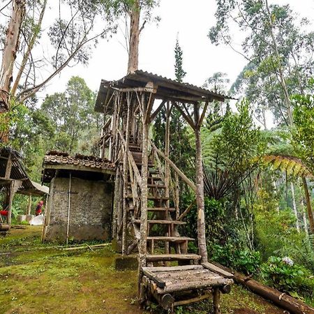 Oyo Homes 90915 Eco Tourism Desa Cihanjuang Rahayu Ciwangun Indah Camp Villas Bongkar Eksteriør bilde