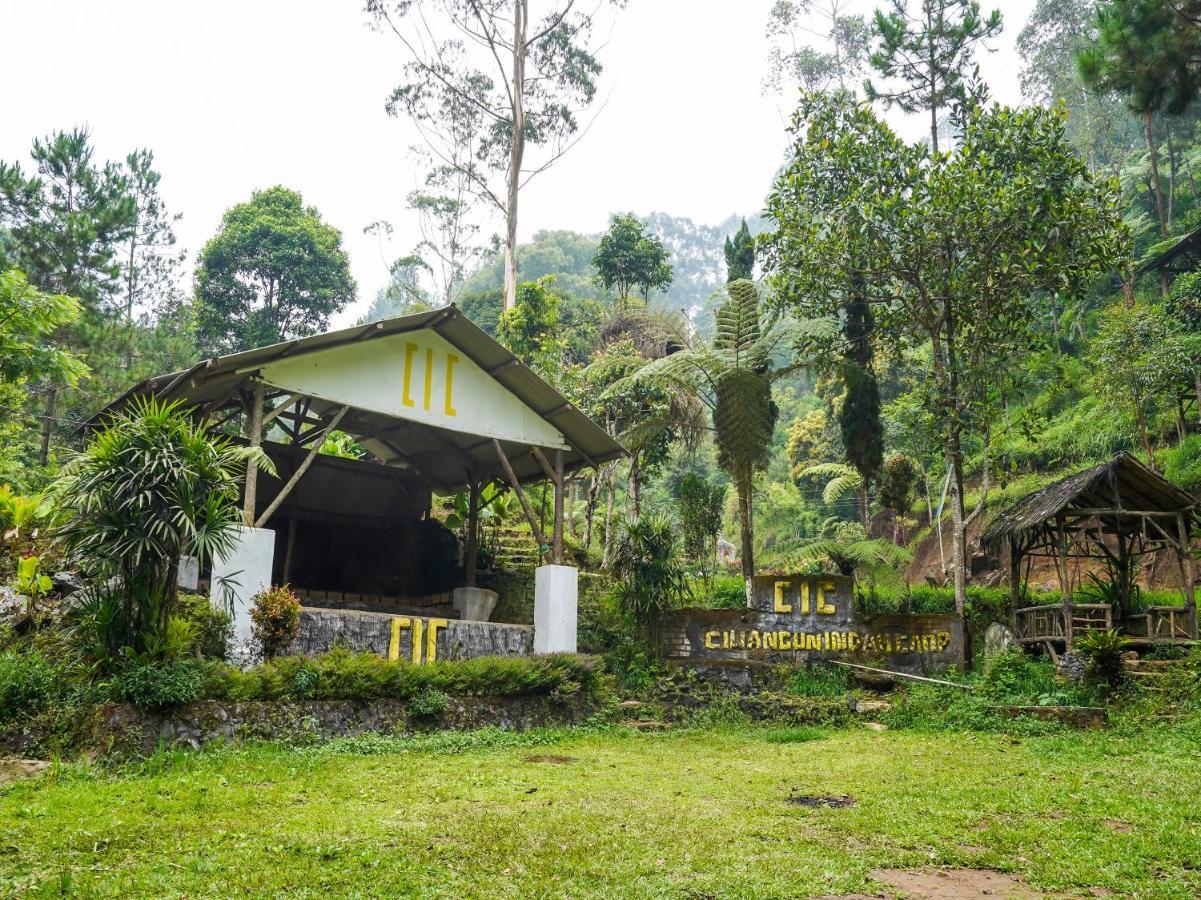 Oyo Homes 90915 Eco Tourism Desa Cihanjuang Rahayu Ciwangun Indah Camp Villas Bongkar Eksteriør bilde