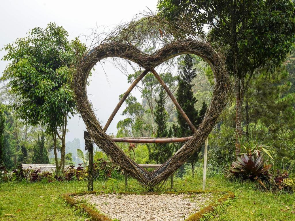 Oyo Homes 90915 Eco Tourism Desa Cihanjuang Rahayu Ciwangun Indah Camp Villas Bongkar Eksteriør bilde
